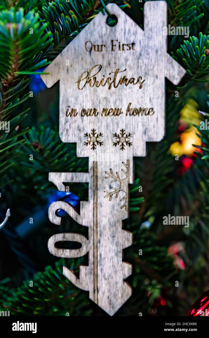 Un ornamento di Natale a forma di chiave celebra il primo Natale in una nuova casa, il 24 dicembre 2021, a Dauphin Island, Alabama. Foto Stock