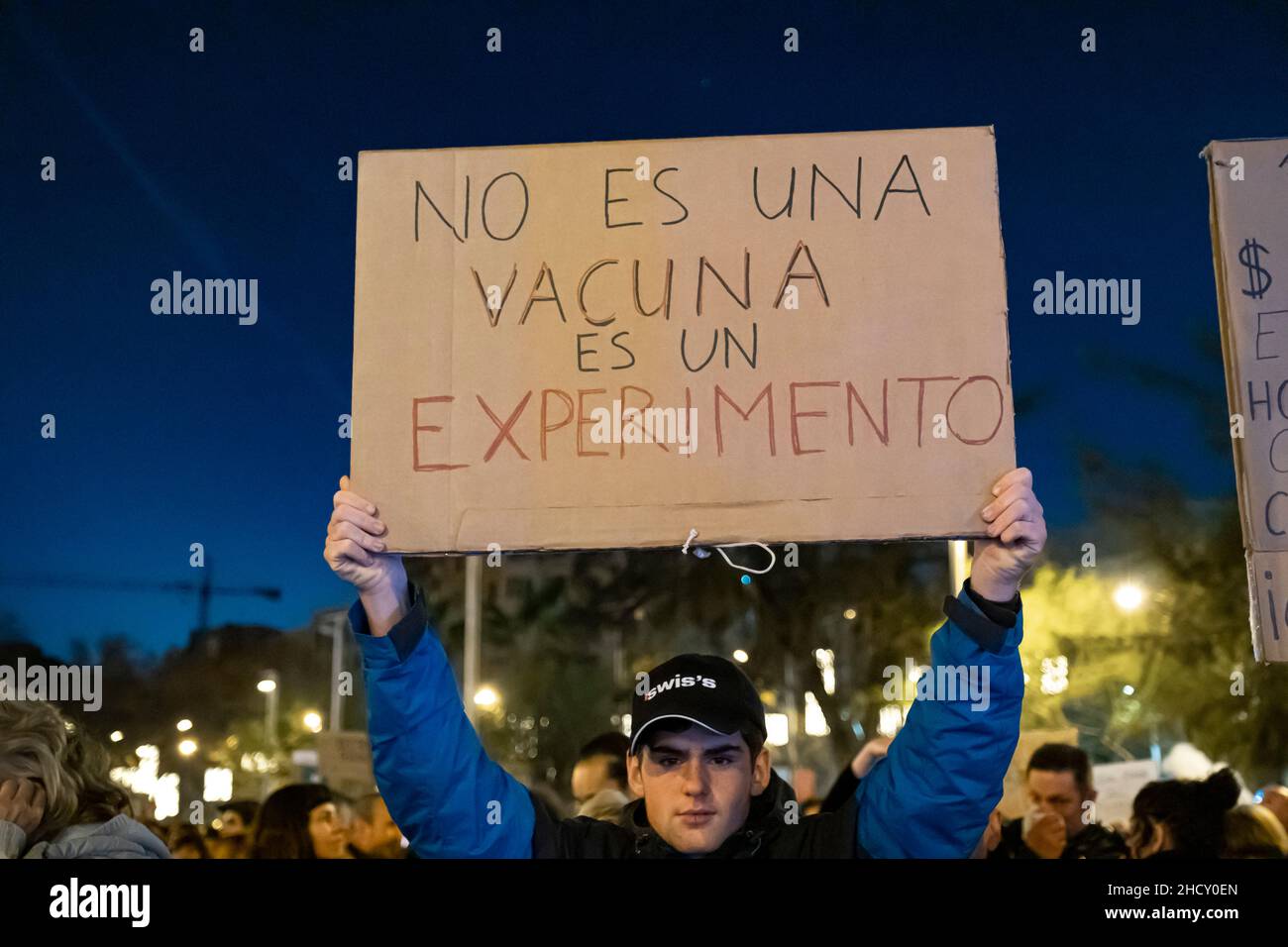 Barcellona, Spagna. 01st Jan 2022. Un manifestante tiene un cartello che discute dell'efficacia dei vaccini Covid durante la dimostrazione.come di consueto ogni sabato, circa 300 persone che si oppongono alla vaccinazione e al passaporto Covid hanno dimostrato nel centro di Barcellona contro la 'dittatura sanitaria' derivata dalla pandemia di Covid. (Foto di Paco Freire/SOPA Images/Sipa USA) Credit: Sipa USA/Alamy Live News Foto Stock