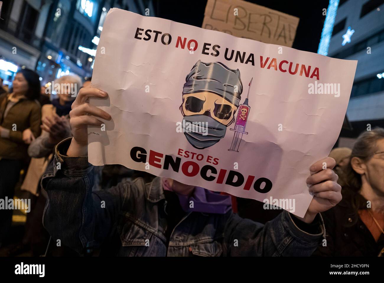 Barcellona, Spagna. 01st Jan 2022. Un manifestante tiene un cartello che discute dell'efficacia dei vaccini Covid durante la dimostrazione.come di consueto ogni sabato, circa 300 persone che si oppongono alla vaccinazione e al passaporto Covid hanno dimostrato nel centro di Barcellona contro la 'dittatura sanitaria' derivata dalla pandemia di Covid. (Foto di Paco Freire/SOPA Images/Sipa USA) Credit: Sipa USA/Alamy Live News Foto Stock