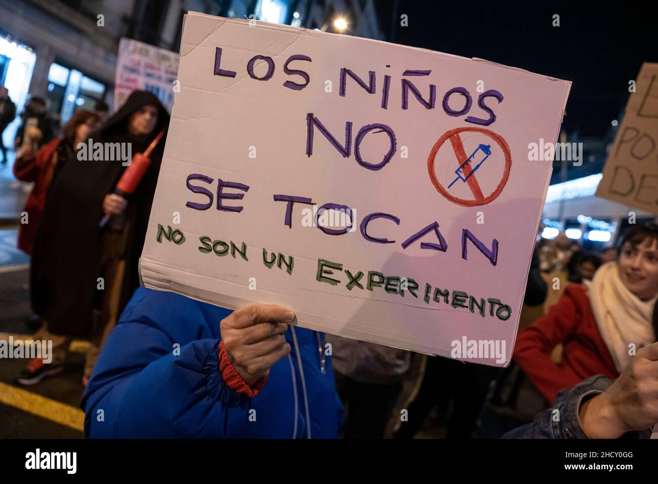 Barcellona, Spagna. 01st Jan 2022. Un manifestante tiene un cartello che discute dell'efficacia dei vaccini Covid durante la dimostrazione.come di consueto ogni sabato, circa 300 persone che si oppongono alla vaccinazione e al passaporto Covid hanno dimostrato nel centro di Barcellona contro la 'dittatura sanitaria' derivata dalla pandemia di Covid. (Foto di Paco Freire/SOPA Images/Sipa USA) Credit: Sipa USA/Alamy Live News Foto Stock