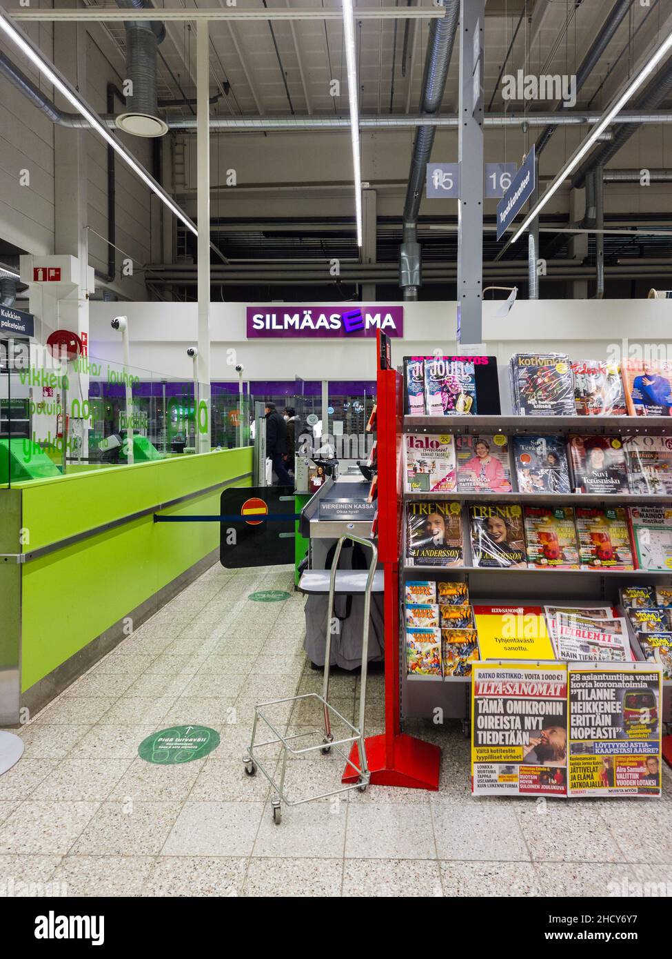 Turku, Finlandia - 21 dicembre 2021: Vista verticale del Cashier Counter nel primo piano e SilmaasEma Vision Clinic nello sfondo Foto Stock