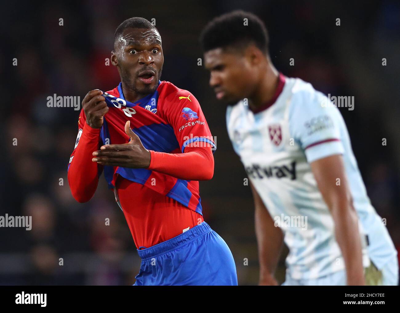 Londra, Regno Unito. 1st Jan 2022. Christian Benteke of Crystal Palace urla al ben Johnson of West Ham United durante la partita della Premier League a Selhurst Park, Londra. Il credito d'immagine dovrebbe leggere: Jacques Feeney/Sportimage Credit: Sportimage/Alamy Live News Foto Stock