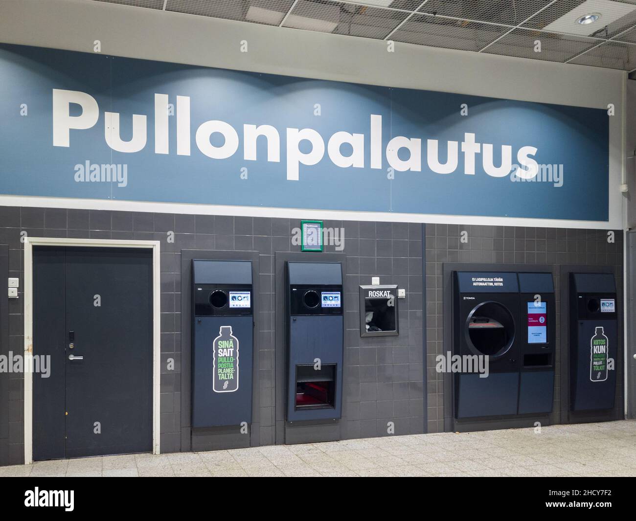 Turku, Finlandia - 21 dicembre 2021: Vista orizzontale delle macchine per il riciclaggio di bottiglie in PET (Pollonpalautus) all'interno dell'edificio del negozio di alimentari Prisma Foto Stock