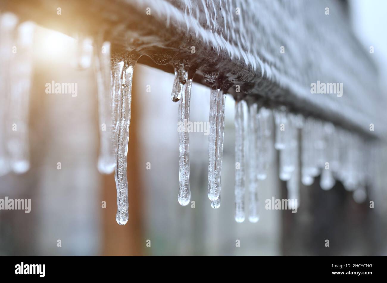 Primo piano di ghiaccioli dopo una tempesta di ghiaccio invernale. Effetto della glassa atmosferica. Foto Stock