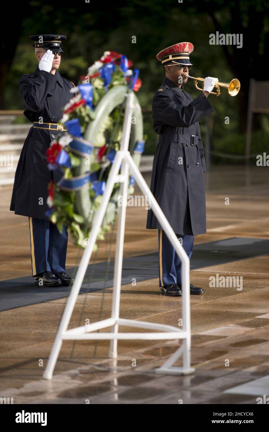 I rappresentanti della Commissione mista statunitense-russa POW-Mias deposero una corona alla Tomba del Milite Ignoto nel cimitero nazionale di Arlington (27126859541). Foto Stock