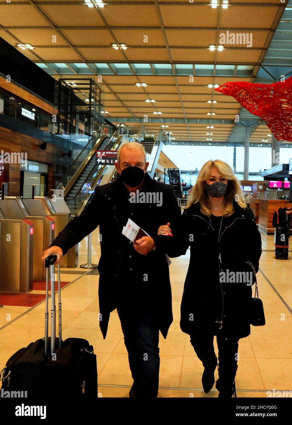 Bonnie Tyler mit Ehemann Robert Sullivan bei der Abreise am Flughafen Berlin Brandenburg „Willy Brandt“. Berlino,01.01.2022 Foto Stock