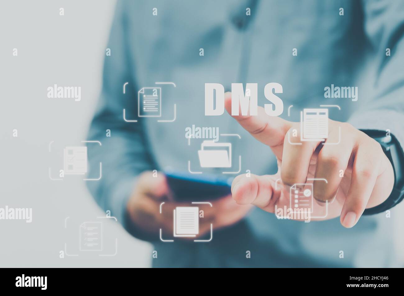 DMS Integrated Document Management System Concept Database online dei documenti e software di archiviazione dei file digitali.man mani touch screen icona bu Foto Stock