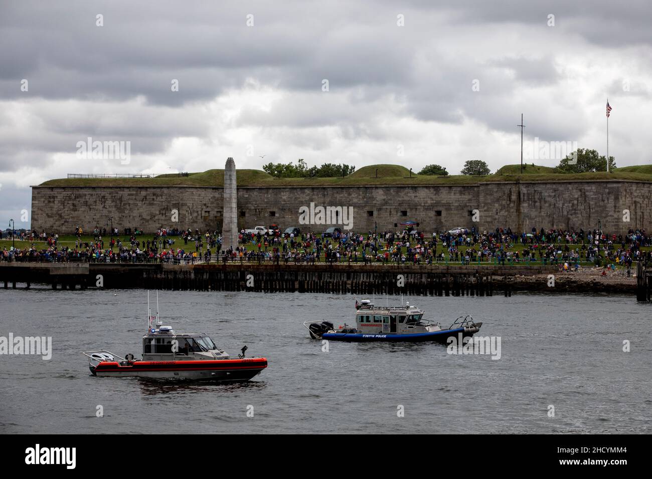 I marinai della Marina degli Stati Uniti e i loro ospiti celebrano l'Independence Day a bordo della USS Constitution mentre sono in corso, Boston, Massachusetts, 4 luglio 2021. La Costituzione è la più antica nave da guerra commissionata al mondo a galla e condivide la sua ricca storia con oltre 500.000 visitatori ogni anno. (STATI UNITI Esercito foto di Sgt. 1st classe Justin P. Morelli) Foto Stock