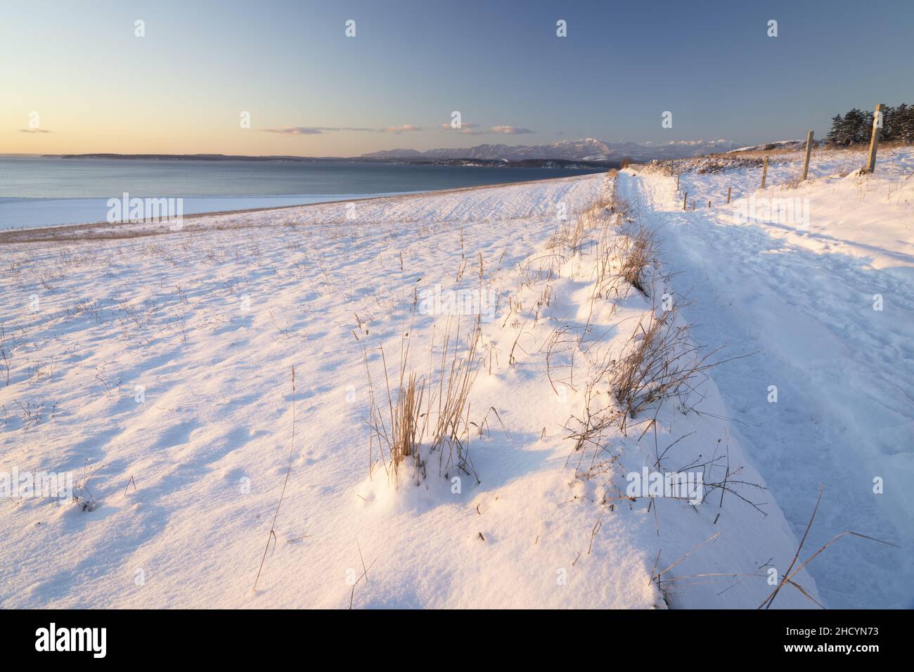 Ammira le praterie innevate e i terreni agricoli, l'Ebey's Prairie Ridge Trail, la riserva storica nazionale di Ebey's Landing, Whidbey Island, Island County, Wash Foto Stock