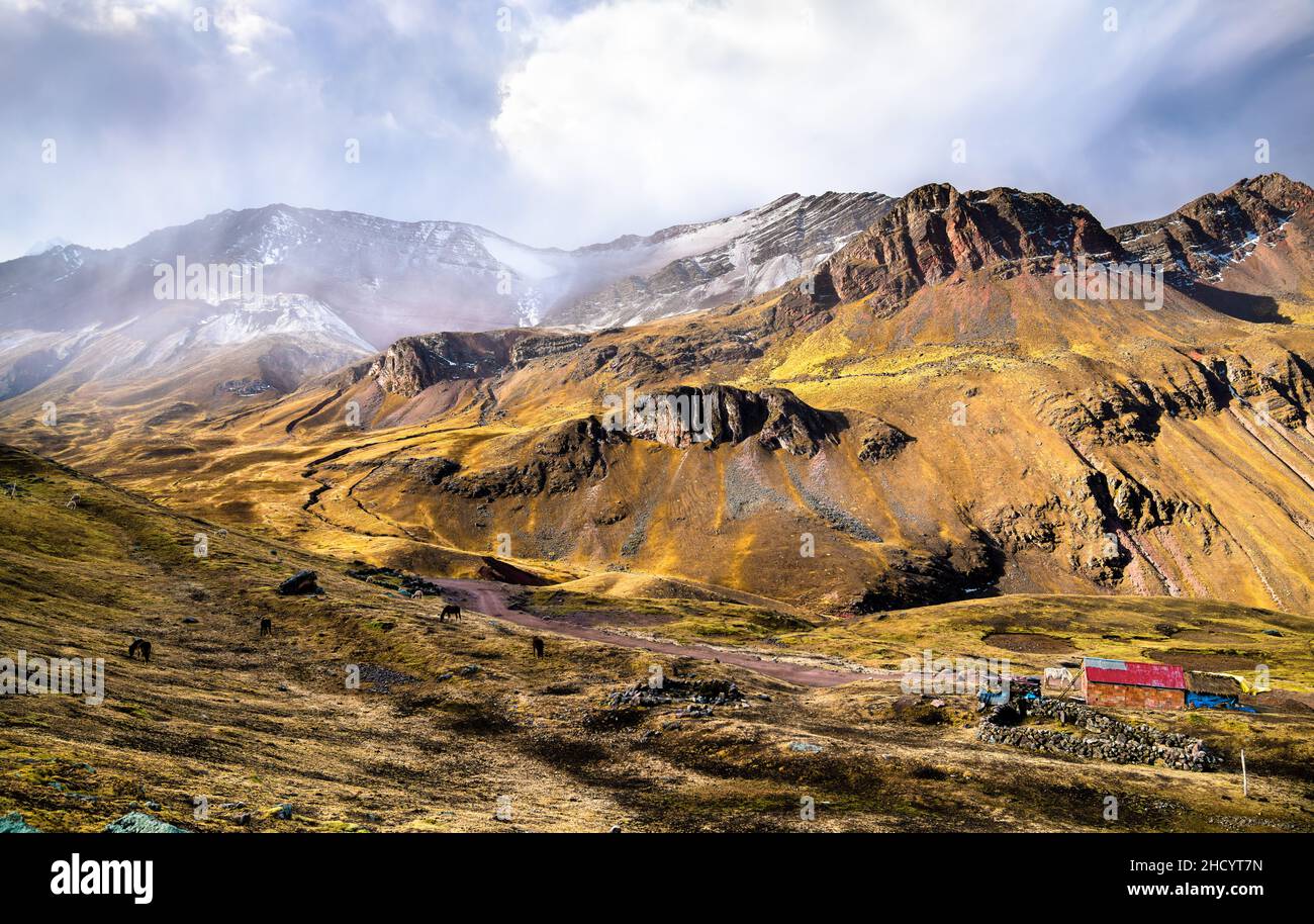 Paesaggio a Vinicunca Rainbow Mountain in Perù Foto Stock