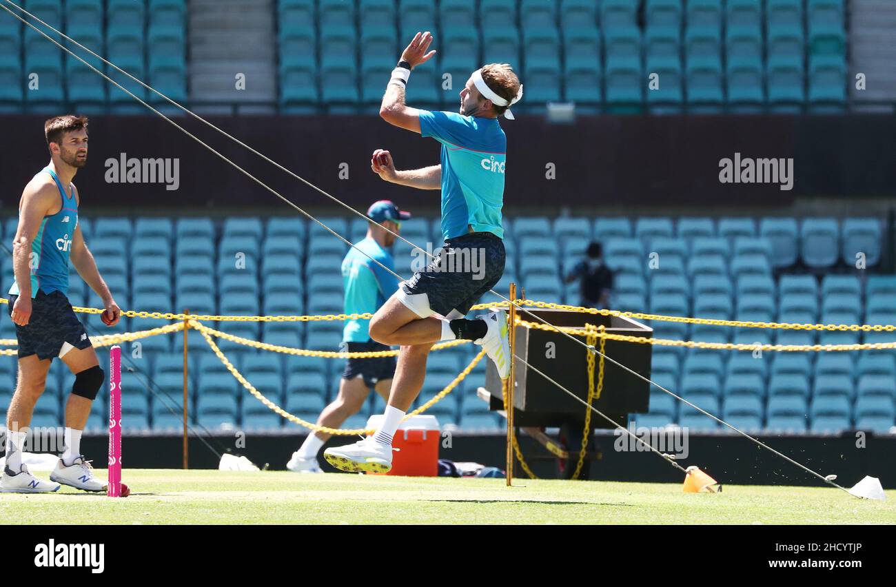 L'Inghilterra Stuart Broad durante una sessione di reti al Sydney Cricket Ground, Sydney. Data foto: Domenica 2 gennaio 2022. Foto Stock