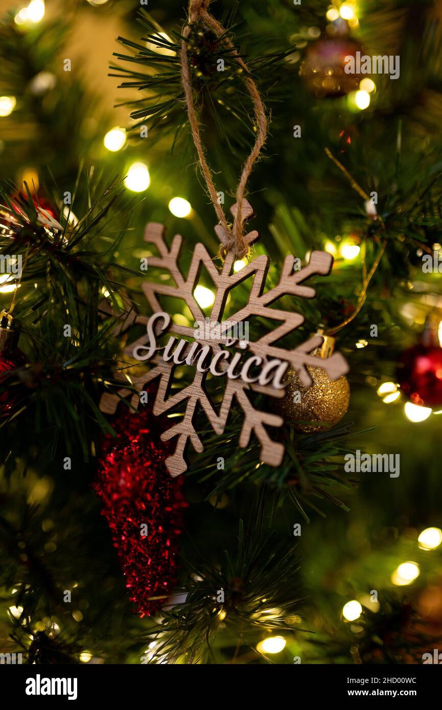 Scatto verticale di un ramo di albero di Natale con luci e ornamenti Foto Stock