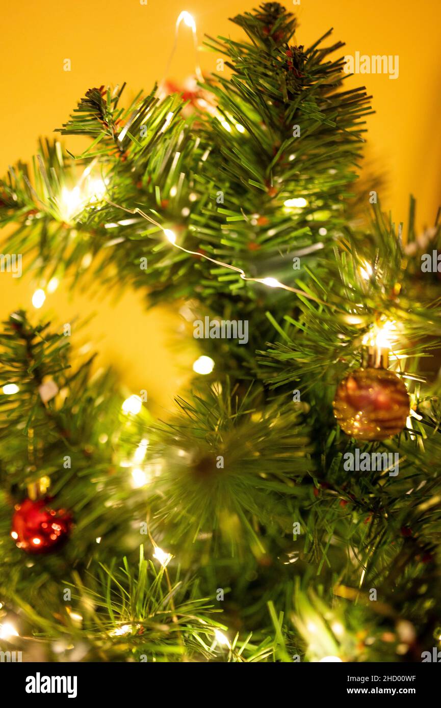 Scatto verticale di un ramo di albero di Natale con luci Foto Stock