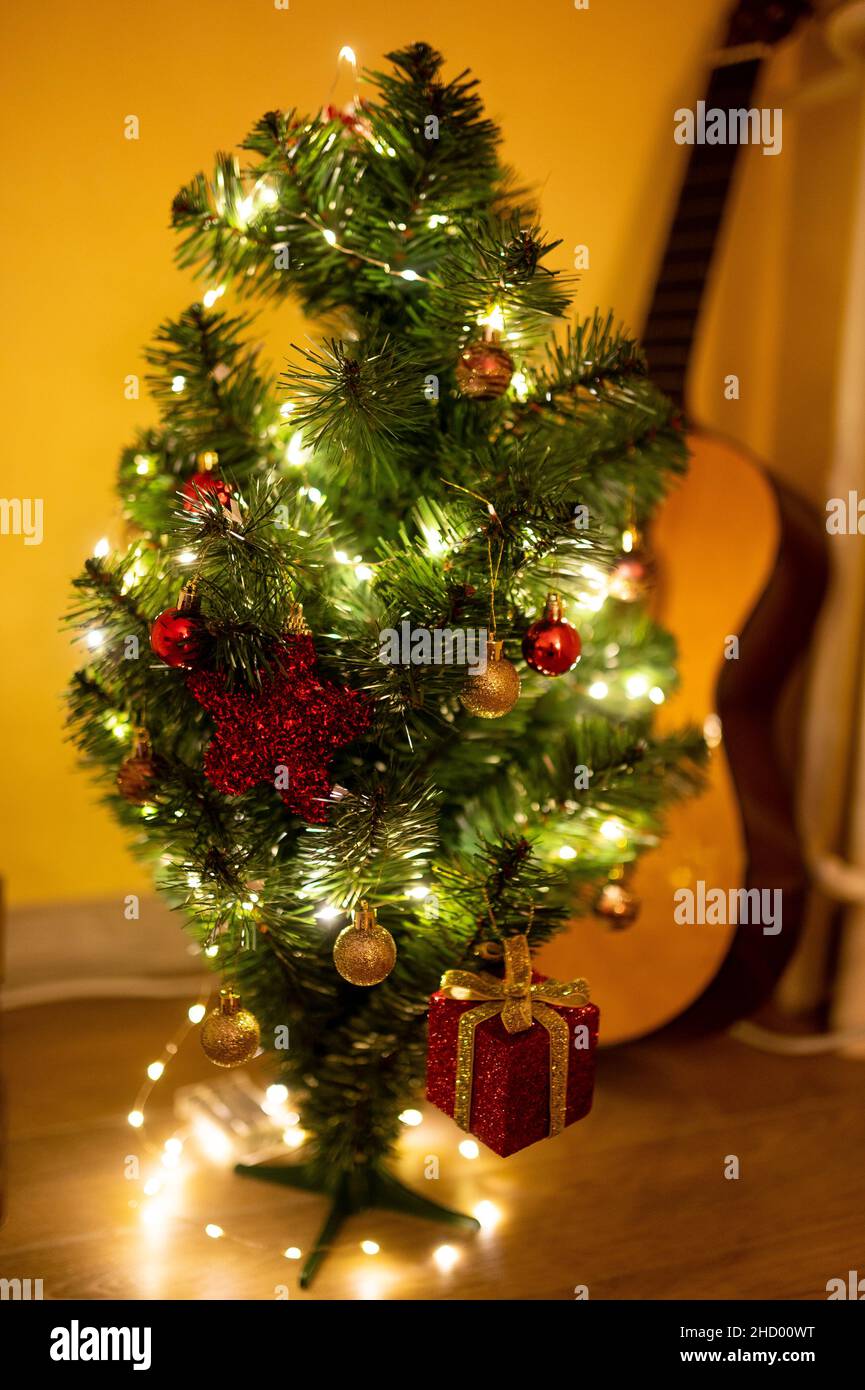 Scatto verticale di un albero di Natale con luci e ornamenti Foto Stock