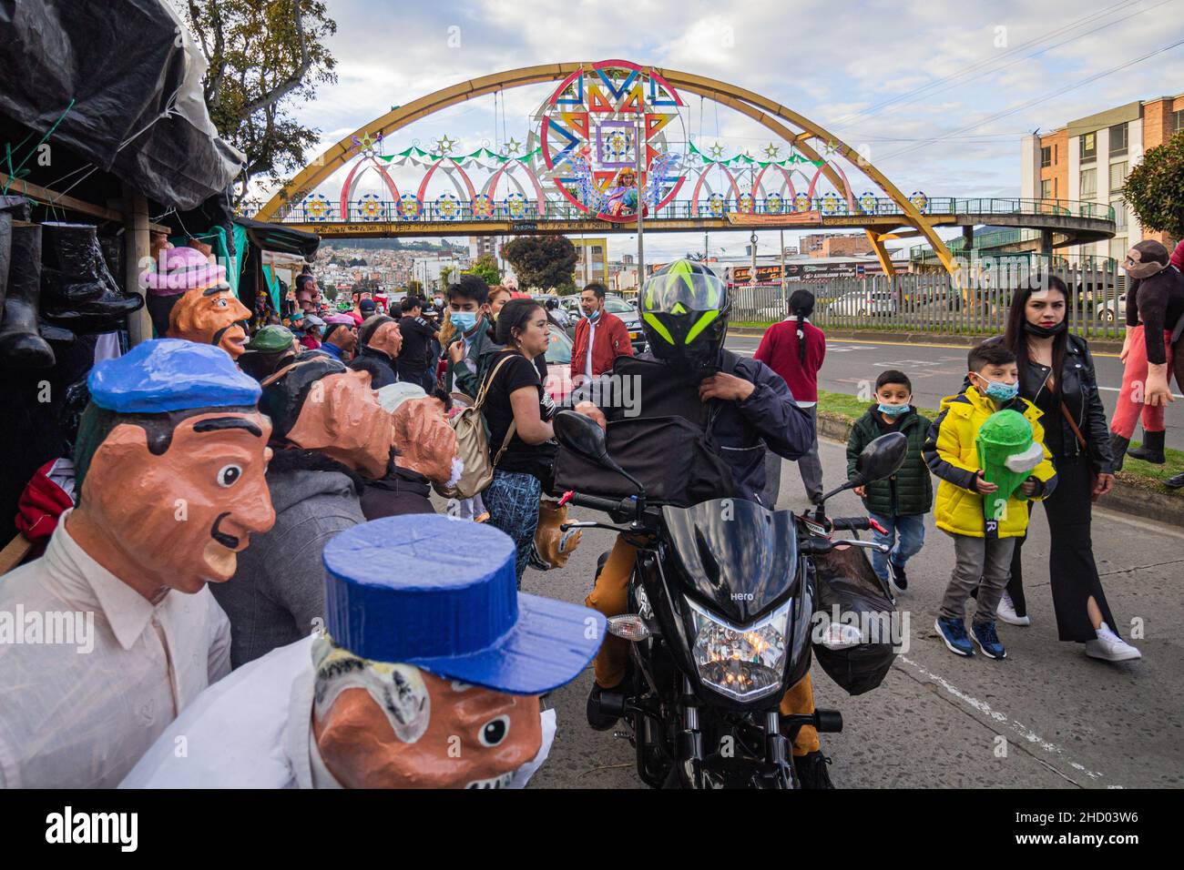 Passo, Colombia. 31st Dic 2021. Artigiani esporre in vendita diverse bambole in fiamme che mostrano popolari televisione, film e politici argomenti e personaggi correlati a Pasto, Nariño - Colombia ogni anno, colombiani fare bambole che simboleggiano l'anno passato e dolore, Che sarà bruciato in una celebrazione tradizionale la vigilia di Capodanno, il 31 dicembre 2021. Credit: Long Visual Press/Alamy Live News Foto Stock