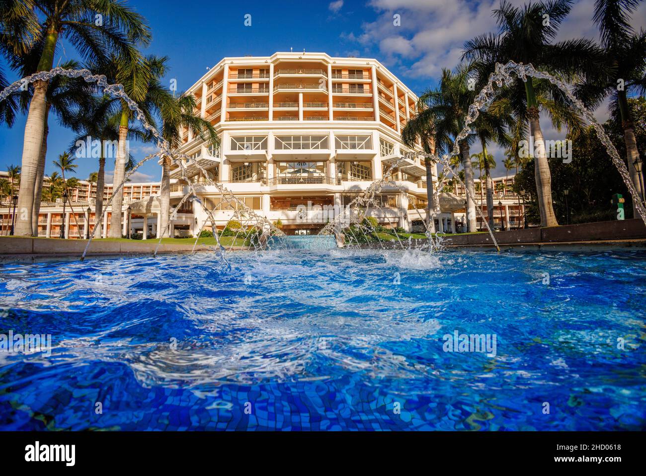 Una vista sul laghetto centrale al Grand Wailea Hotel, un Waldorf Astoria Resort, situato a Wailea, South Maui, Hawaii, USA. Foto Stock