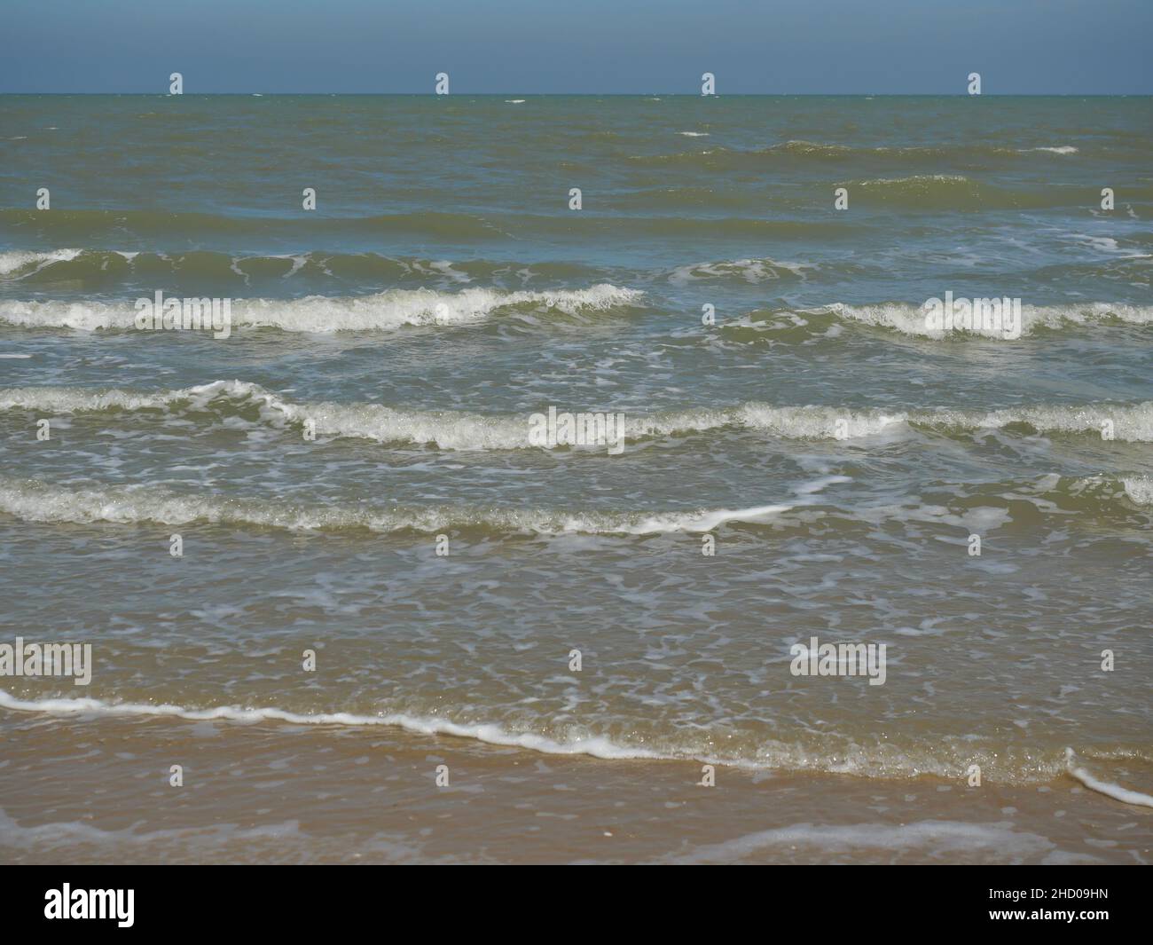 Oceano onda con bolle di bianco, verde acqua di mare e Nautica sullo sfondo del paesaggio. Mare vista orizzonte, le onde e la spiaggia Foto Stock