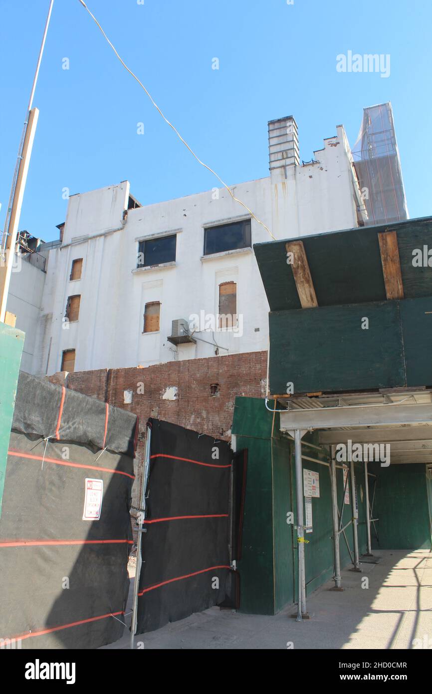 New York, Stati Uniti. 19th Dic 2021. Il sito di costruzione della Grand Prospect Hall. Per molti immigrati tedeschi a New York, la "Grand Prospect Hall" era un luogo in cui affondare le radici nella vecchia patria, e persino a Hollywood. Ora la sala da ballo vittoriana sarà probabilmente demolita - anche se i fan sono ancora in lotta contro di essa. (Al dpa 'Grand Prospect Hall': Fine di un punto di riferimento tedesco a New York') Credit: Susanne Hehr/dpa/Alamy Live News Foto Stock