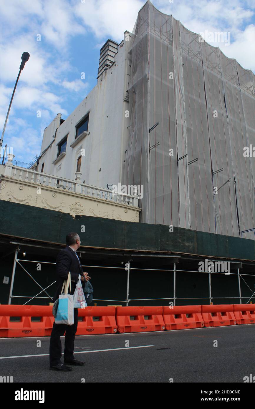 New York, Stati Uniti. 19th Dic 2021. Lo storico Todd fine si trova di fronte al cantiere presso la Grand Prospect Hall. Per molti immigrati tedeschi a New York, la "Grand Prospect Hall" era un luogo in cui affondare le radici nella vecchia patria, e persino a Hollywood. Ora la sala da ballo vittoriana sarà probabilmente demolita - anche se i fan sono ancora in lotta contro di essa. (Al dpa 'Grand Prospect Hall': Fine di un punto di riferimento tedesco a New York') Credit: Susanne Hehr/dpa/Alamy Live News Foto Stock