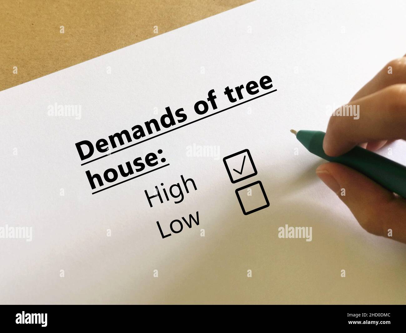 Una persona risponde alle domande. Pensa che le richieste della casa dell'albero siano alte. Foto Stock