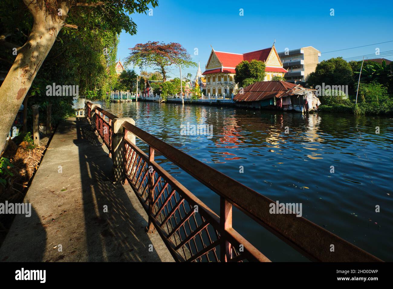 Klong Bangkok Yai, un canale nella parte Thonburi di Bangkok, Thailandia, Thonburi una volta la capitale del Siam e ora in parte ancora con un aspetto quasi rurale Foto Stock
