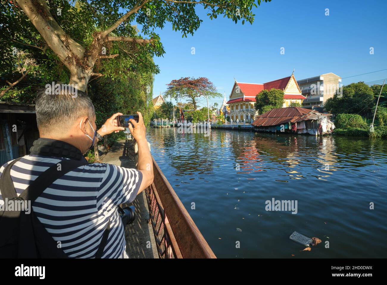 Un turista a Klong Bangkok Yai, un canale a Thonburi, Bangkok, Thailandia, Thonburi una volta la capitale del vecchio Siam, ora in parte ancora con un'atmosfera rurale Foto Stock