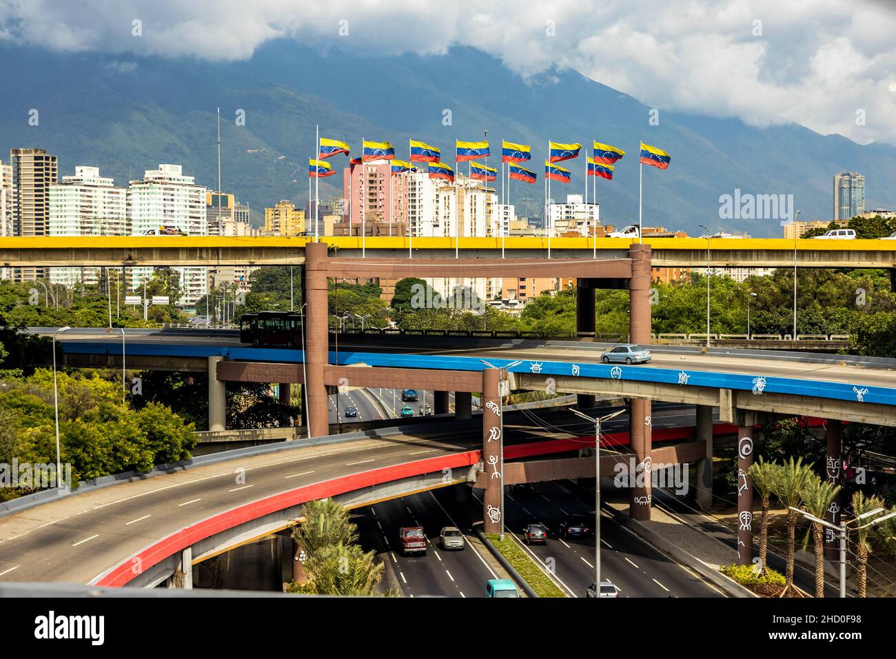 Autostrada multilivello nel centro di Caracas capitale Venezuela con bandiere nazionali al giorno Foto Stock