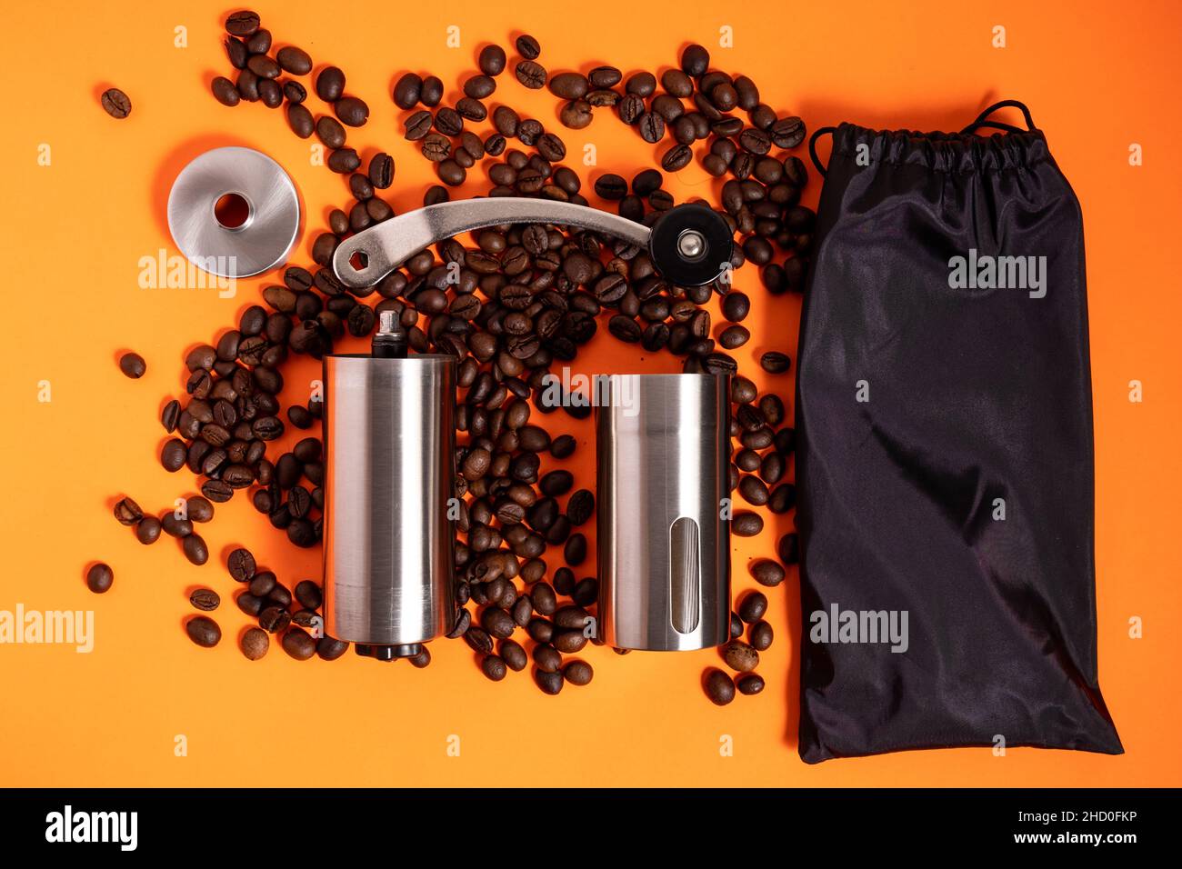 caffè e chicchi, caffè nero con parti macinacaffè Foto Stock