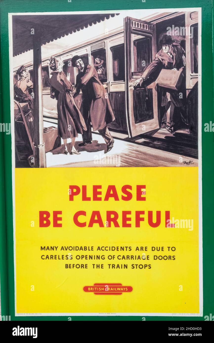 Inghilterra, Dorset, Isola di Purbeck, Castello di Corfe, la stazione ferroviaria storica, vintage Railway Poster Advertising Platform Safety Awareness Foto Stock