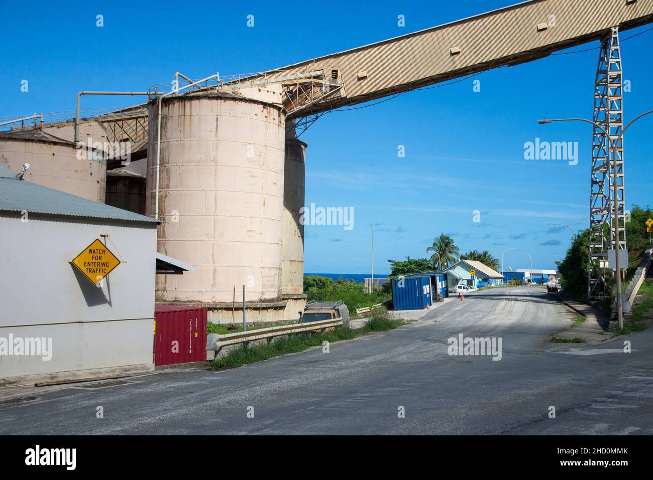 Infrastruttura per la miniera di fosfato e il porto di Flying Fish Cove sull'isola di Christmas nell'Oceano Indiano. Foto Stock