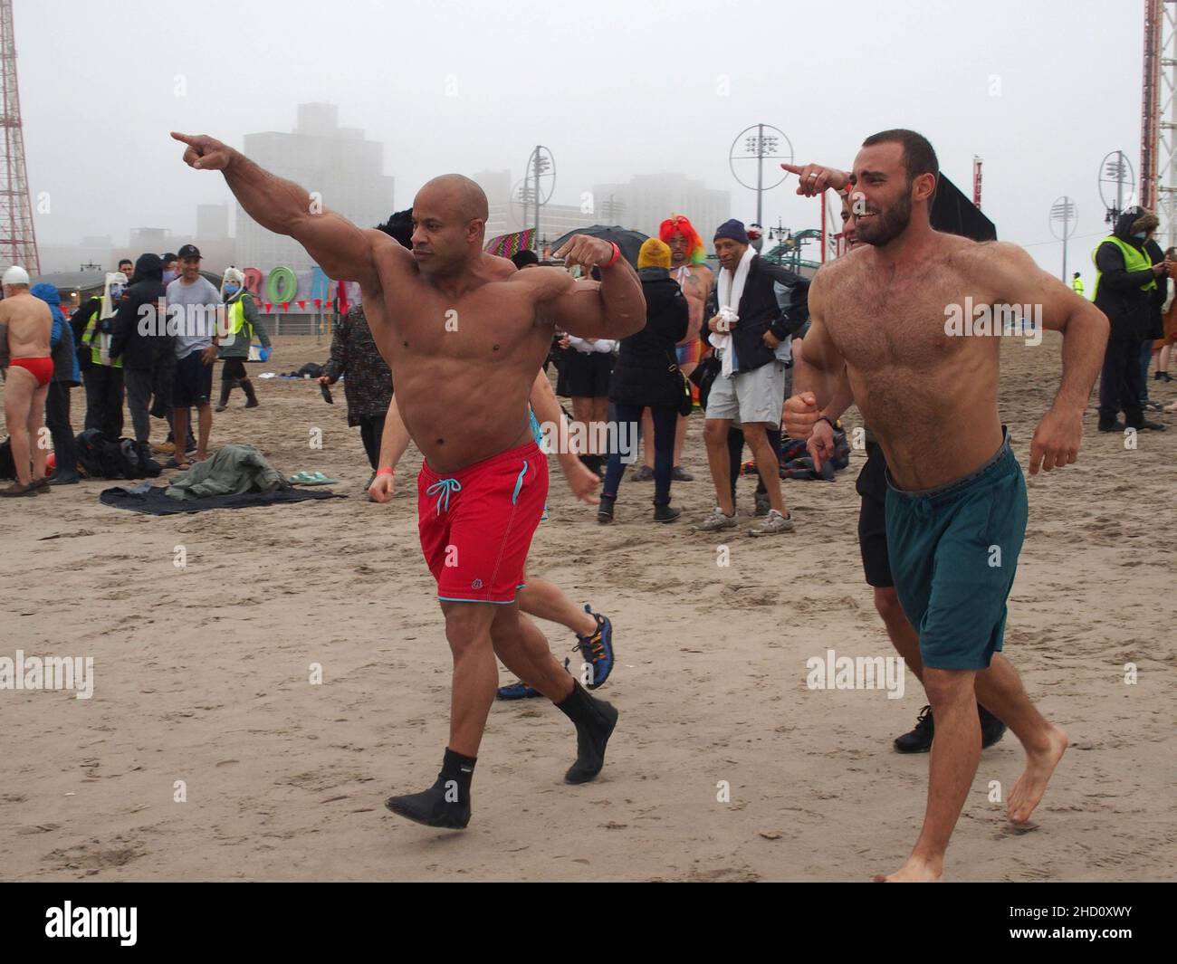 New York, New York, Stati Uniti. 1st Jan 2022. 1 gennaio 2022 New York, Coney Island Polar Bear Plunge. Quest'anno il Polar Bear Plunge è tornato dopo l'epidemia di Covid dello scorso anno. I festaioli godono il Water.Victor Martinez ritirato federazione internazionale di bodybuilders professionista BodyBuilder e secondo classificato nel MR. Olympia concorso e un vincitore del classico Arnold. (Credit Image: © Bruce Cotler/ZUMA Press Wire) Foto Stock
