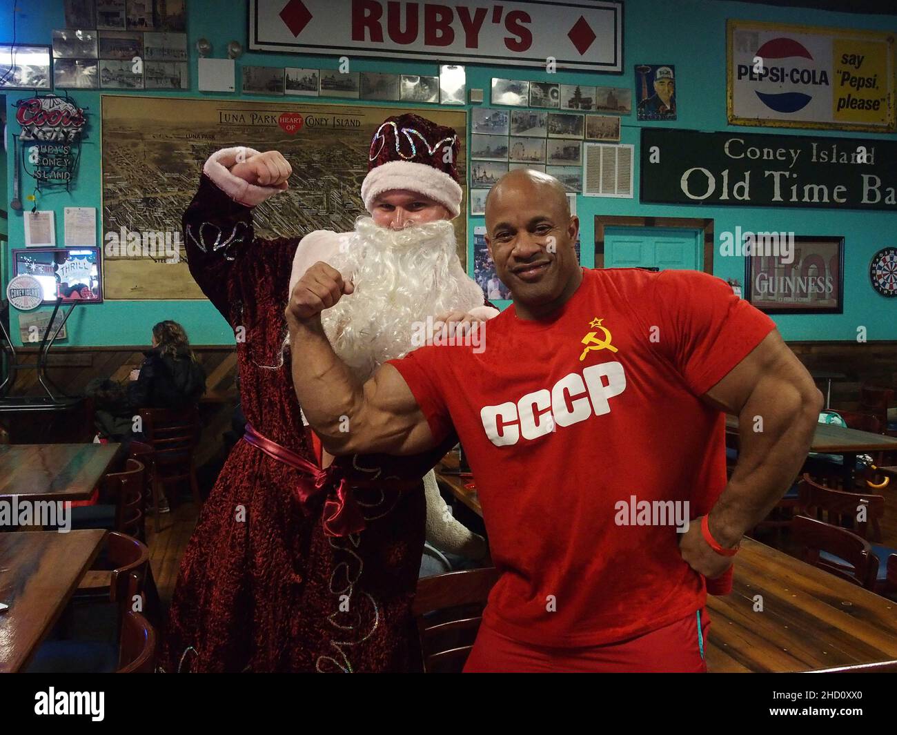 New York, New York, Stati Uniti. 1st Jan 2022. 1 gennaio 2022 New York, Coney Island Polar Bear Plunge. Quest'anno il Polar Bear Plunge è tornato dopo l'epidemia di Covid dello scorso anno. I festaioli godono il Water.Victor Martinez ritirato federazione internazionale di bodybuilders professionista BodyBuilder e secondo classificato nel MR. Olympia concorso e un vincitore del classico Arnold. (Credit Image: © Bruce Cotler/ZUMA Press Wire) Foto Stock