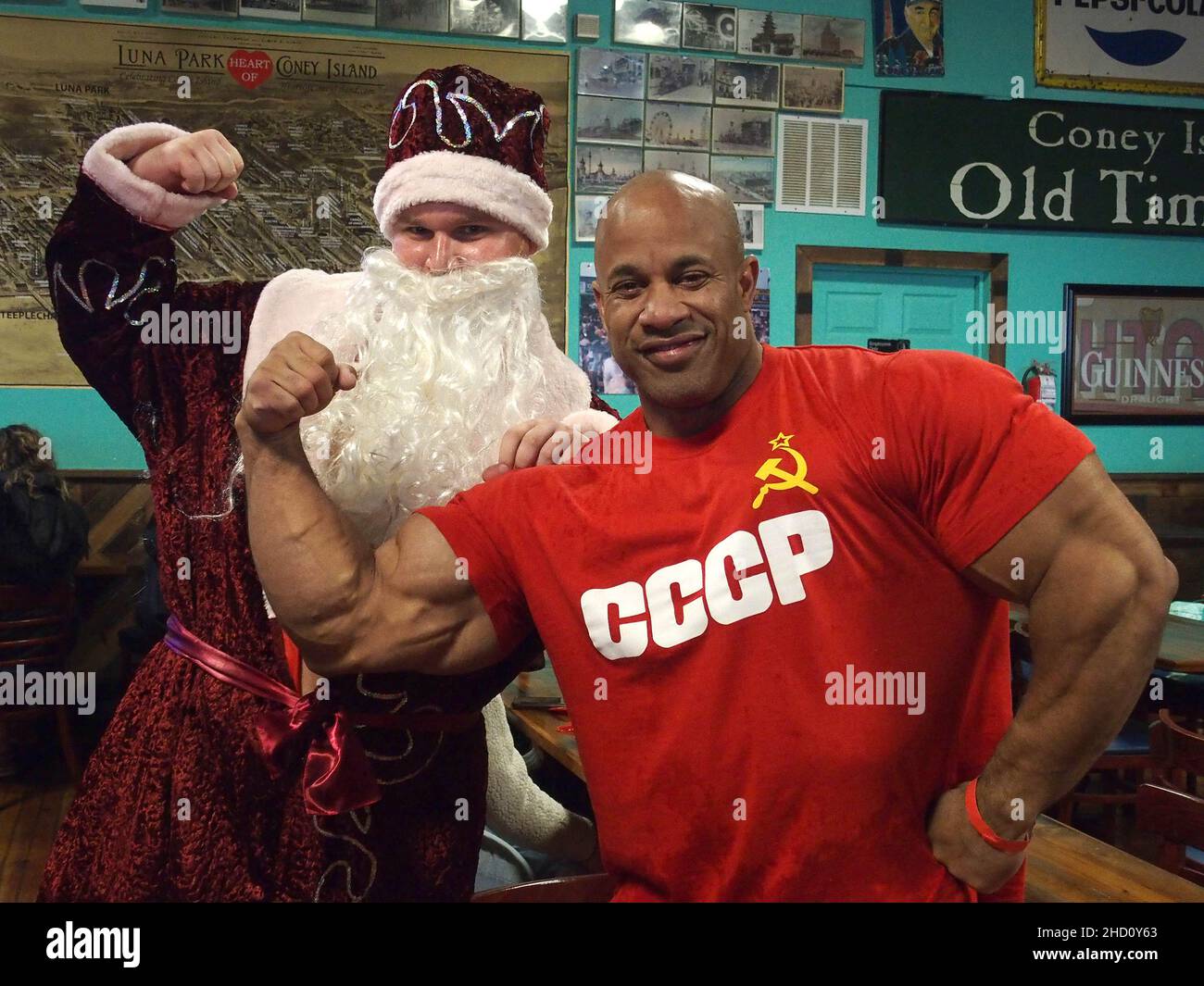 New York, New York, Stati Uniti. 1st Jan 2022. 1 gennaio 2022 New York, Coney Island Polar Bear Plunge. Quest'anno il Polar Bear Plunge è tornato dopo l'epidemia di Covid dello scorso anno. I festaioli godono il Water.Victor Martinez ritirato federazione internazionale di bodybuilders professionista BodyBuilder e secondo classificato nel MR. Olympia concorso e un vincitore del classico Arnold. (Credit Image: © Bruce Cotler/ZUMA Press Wire) Foto Stock