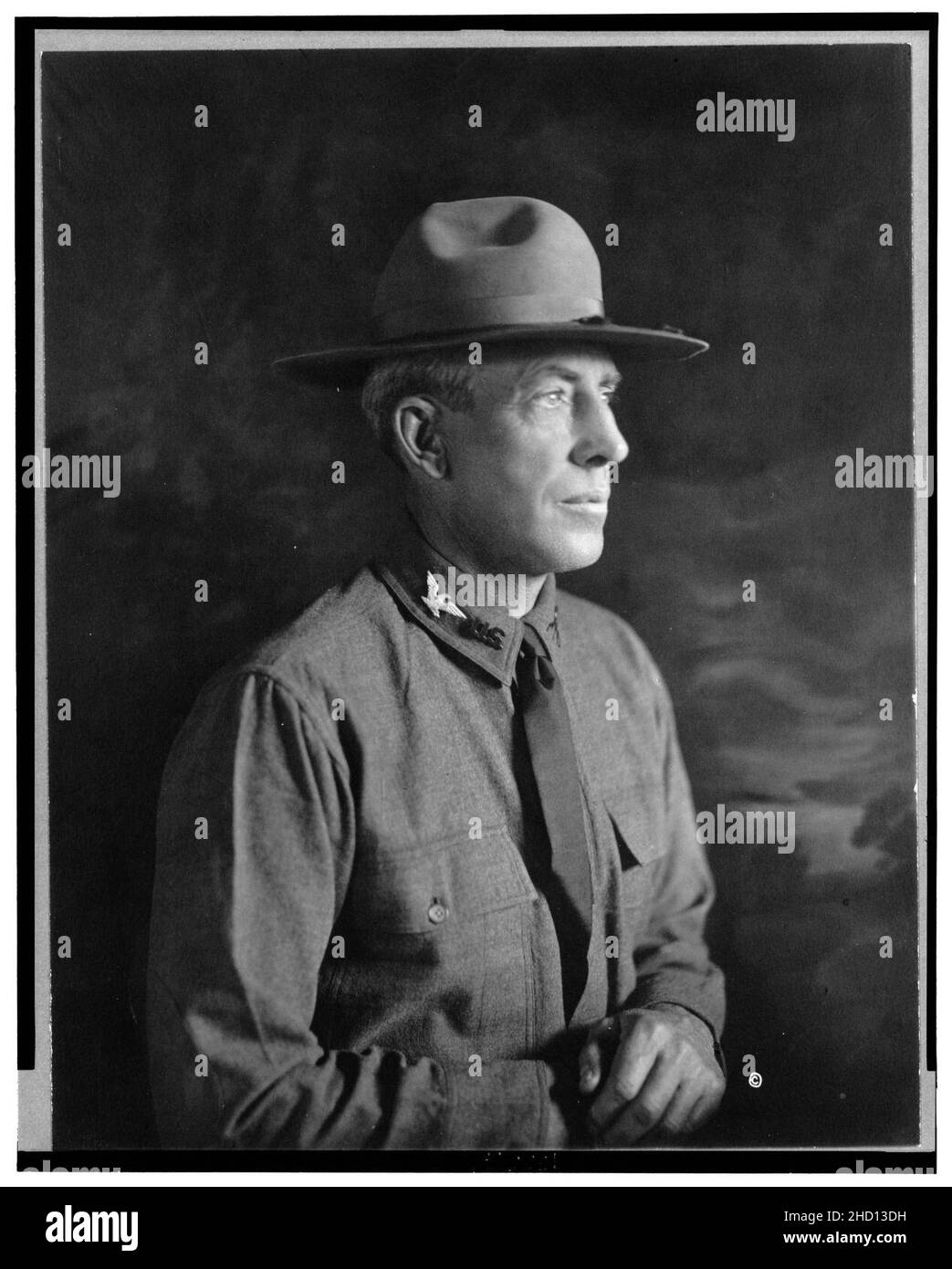 Robert H. Allen, mezza lunghezza ritratto in studio, rivolto verso destra, indossando uniforme militare Foto Stock