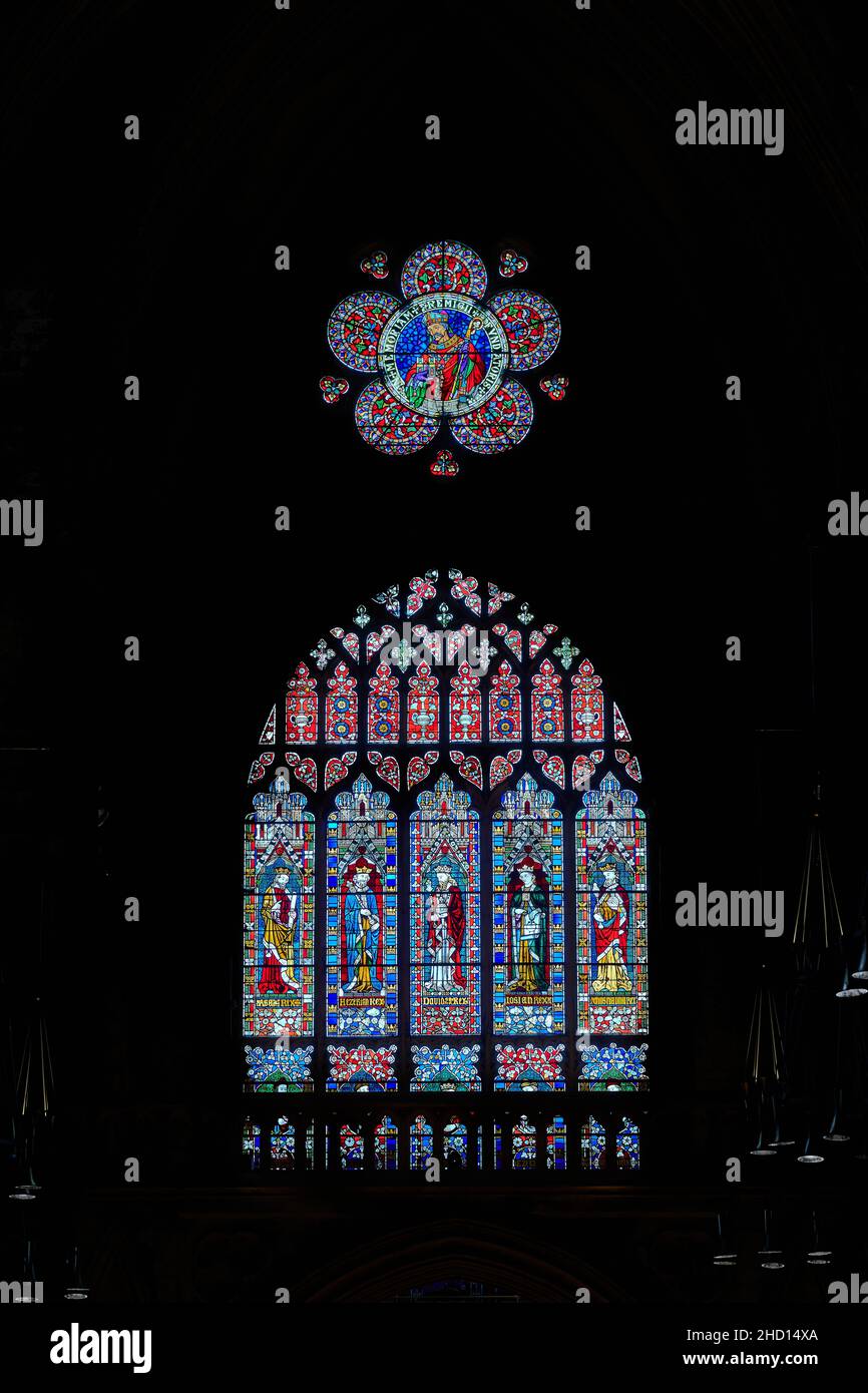 Vetrate colorate all'estremità ovest della cattedrale di Lincoln, Inghilterra. Foto Stock