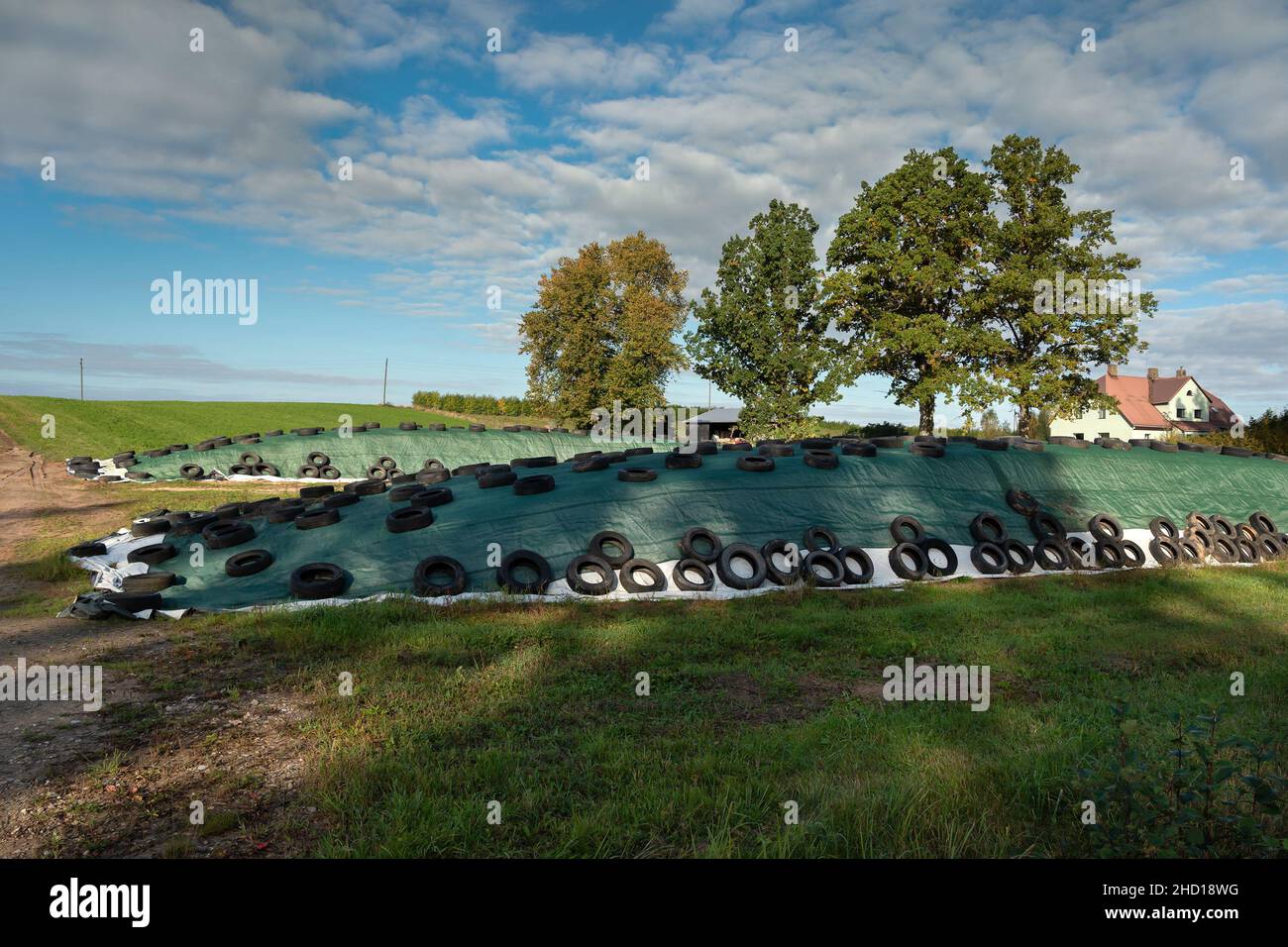 Paesaggio rurale con una collina di alimentazione animale. Foto Stock