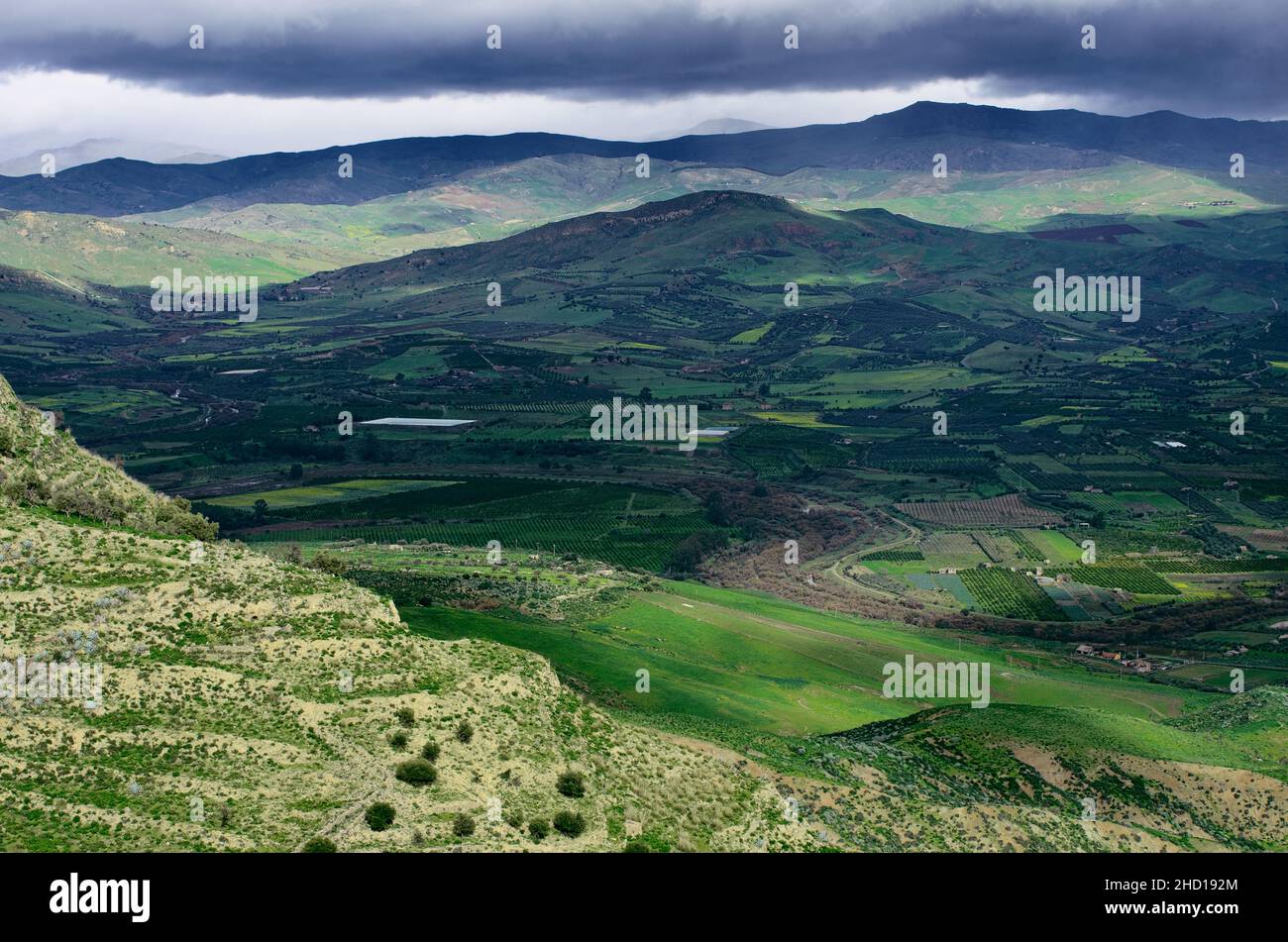 alto panorama sul paesaggio interno della sicilia drammatica luce sui campi di coltivazione Foto Stock