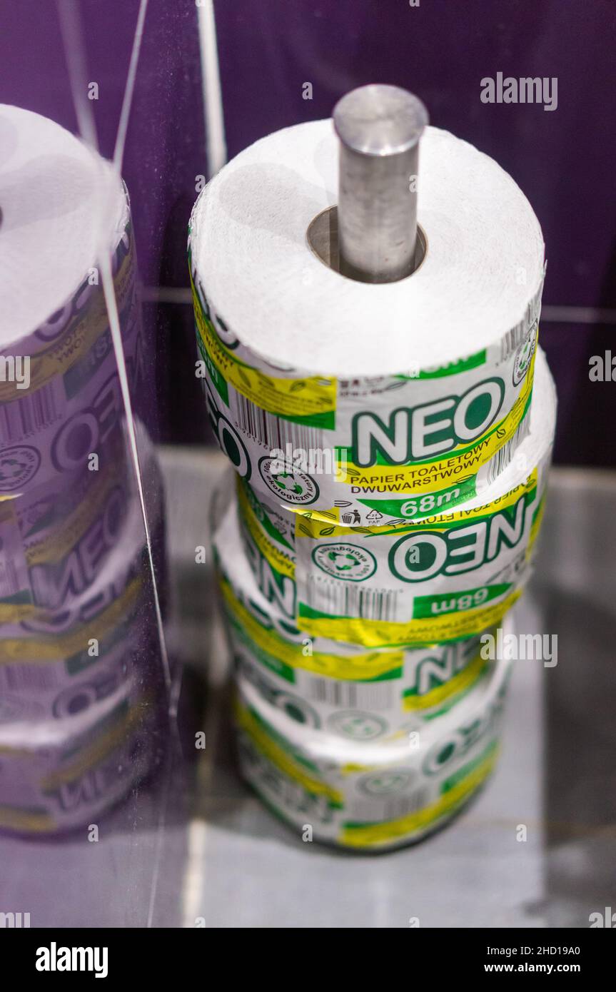 Primo piano di rotoli di carta igienica impilati di marca Neo in bagno Foto Stock