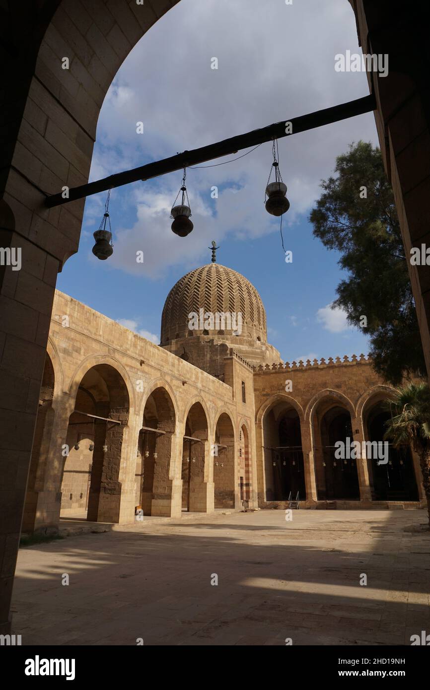 Lampade nel cortile del Sultan al-Ashraf Qaytbay moschea e Mausoleo Foto Stock