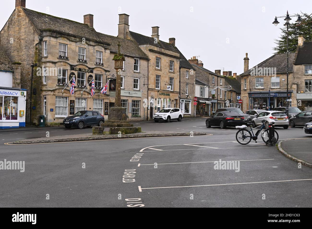 Memorial Cross per la guerra civile inglese con il Talbot Hotel dietro, Stow on the Wold, Gloucestershire Foto Stock
