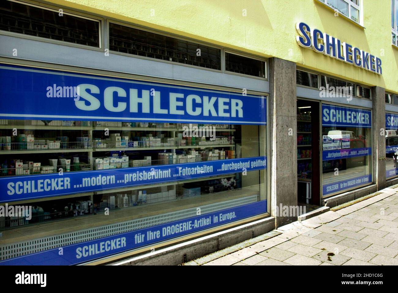 L'azienda è fallita 10 anni fa. Schlecker comeback: La catena della farmacia osa un nuovo inizio nel 2022. Archivio foto; farmacia Schlecker, ramo, vista esterna con scritte, vetrina 08/28/2002 a Monaco Foto Stock