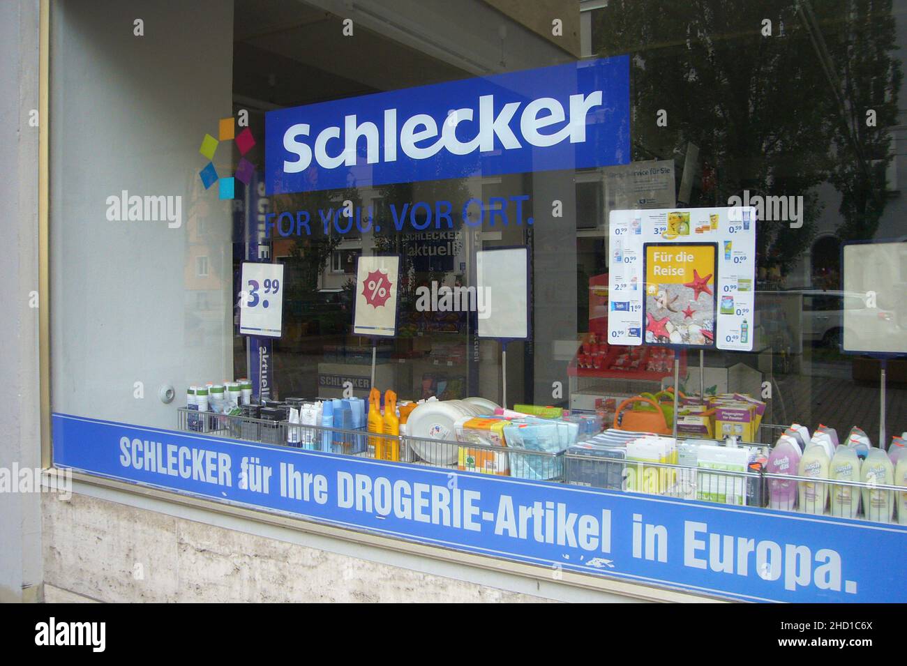 L'azienda è fallita 10 anni fa. Schlecker comeback: La catena della farmacia osa ricominciare nel 2022. Archivio foto; farmacia Schlecker, ramo, vista esterna con scritte, vetrina 08/28/2002 a Monaco Foto Stock