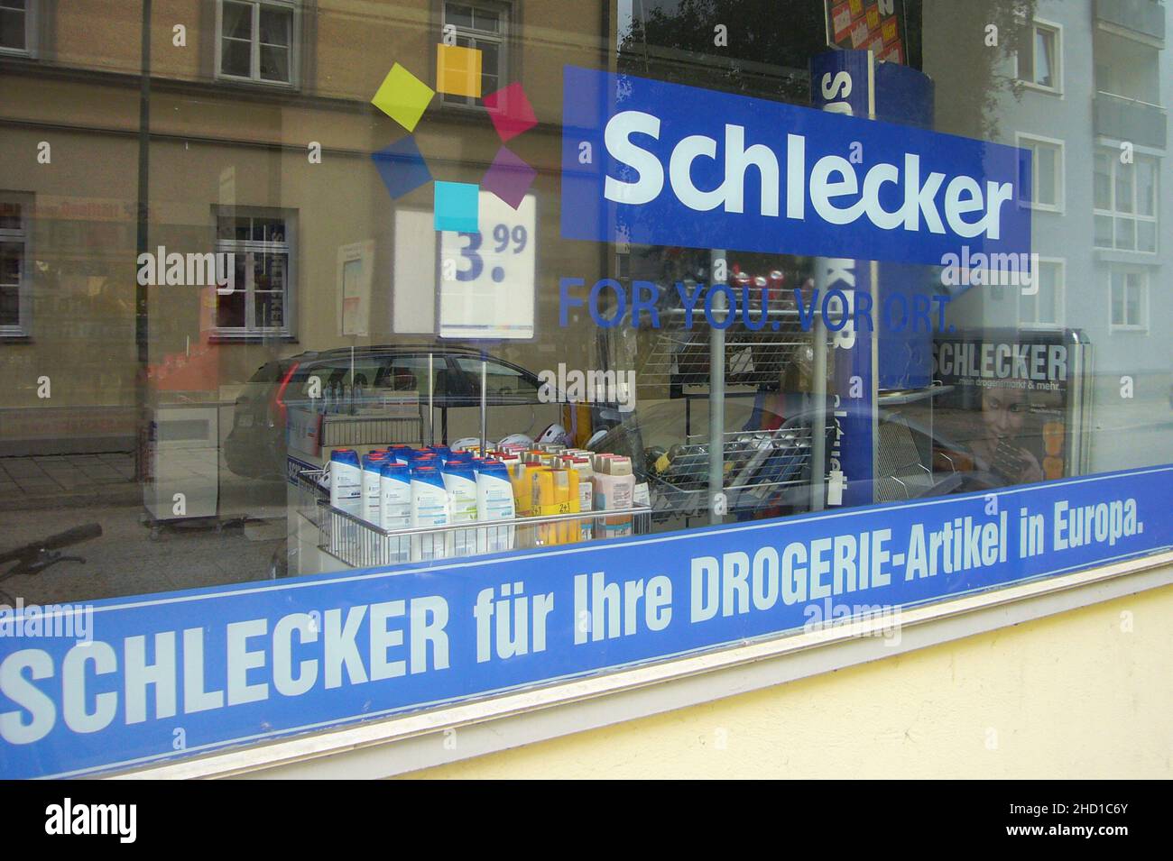 L'azienda è fallita 10 anni fa. Schlecker comeback: La catena della farmacia osa un nuovo inizio nel 2022. Archivio foto; farmacia Schlecker, ramo, vista esterna con scritte, vetrina 08/28/2002 a Monaco Foto Stock