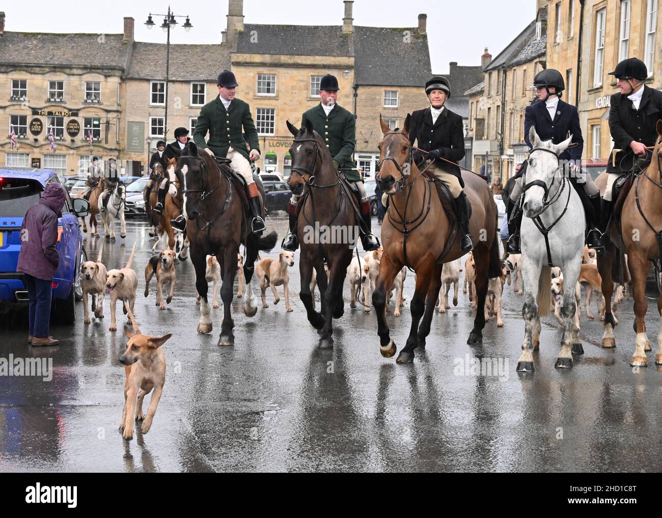 La Heythrop Hunt si riunisce in modo tradizionale il giorno di Capodanno nella piazza del mercato della città di Gloucestershire di Stow on the Wold. Foto Stock