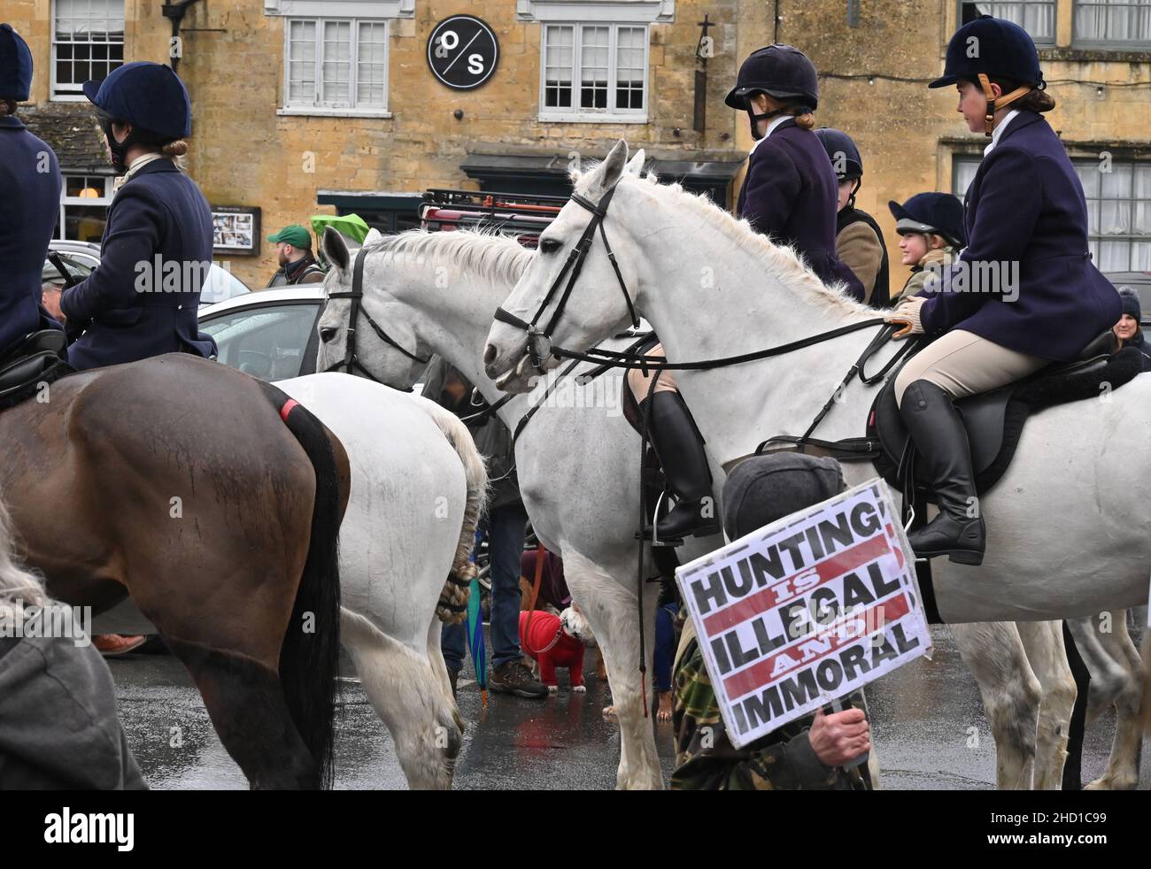 La Heythrop Hunt si riunisce in modo tradizionale il giorno di Capodanno nella piazza del mercato della città di Gloucestershire di Stow on the Wold. Foto Stock
