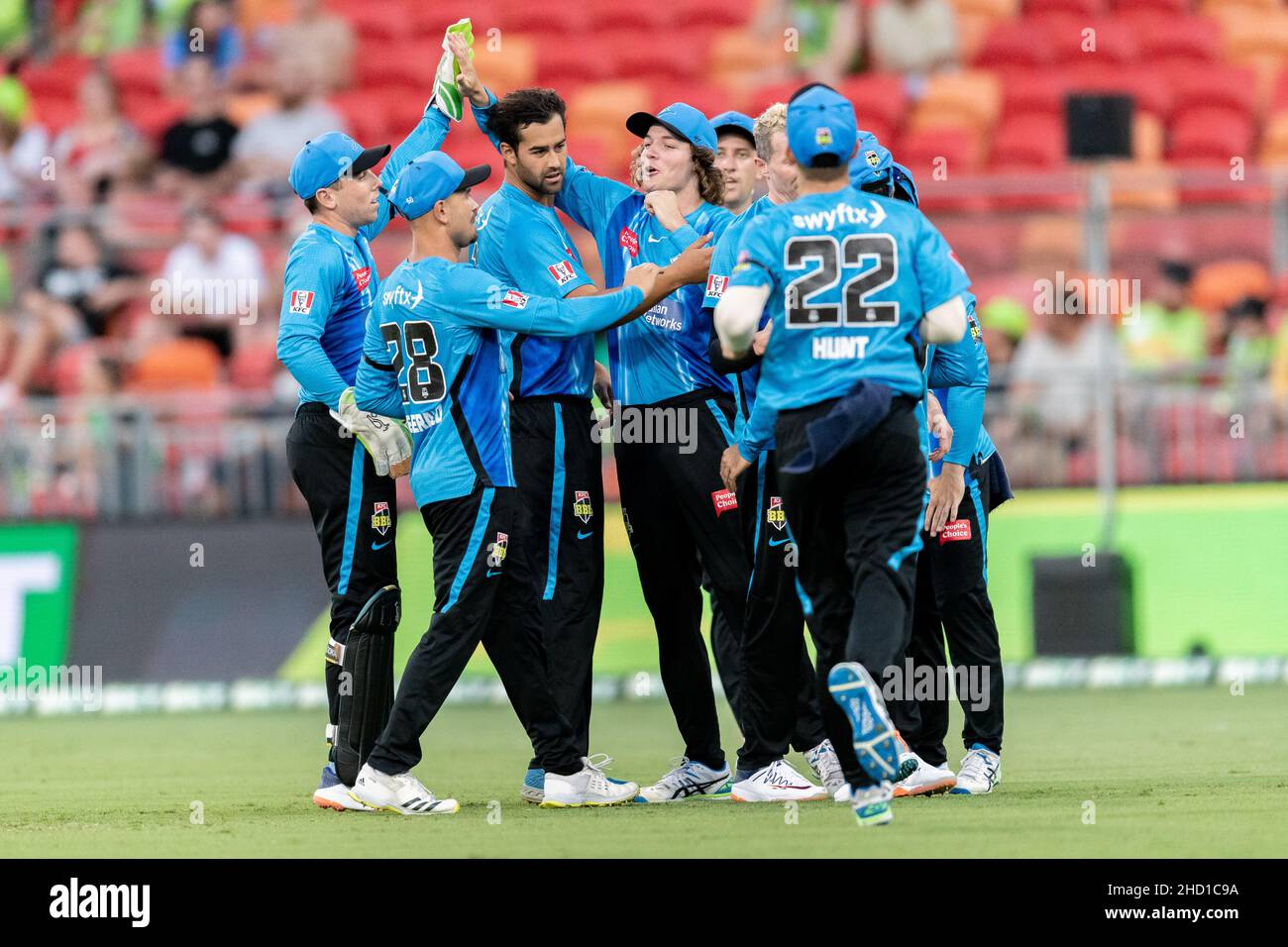 Sydney, Australia. 02nd Jan 2022. WES Agar of Strikers festeggia con i compagni di squadra dopo aver preso il wicket durante la partita tra Sydney Thunder e Adelaide Strikers al Sydney Showground Stadium, il 02 gennaio 2022, a Sydney, Australia. (Solo per uso editoriale) Credit: Izhar Ahmed Khan/Alamy Live News/Alamy Live News Foto Stock