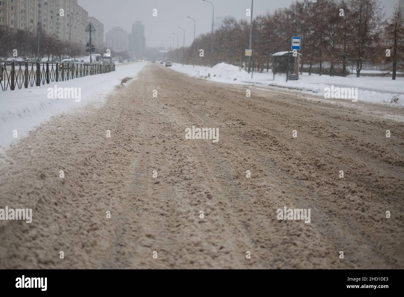 Cingoli ruote su fango. Neve su terreno sporco con cingoli ruote auto. Foto Stock