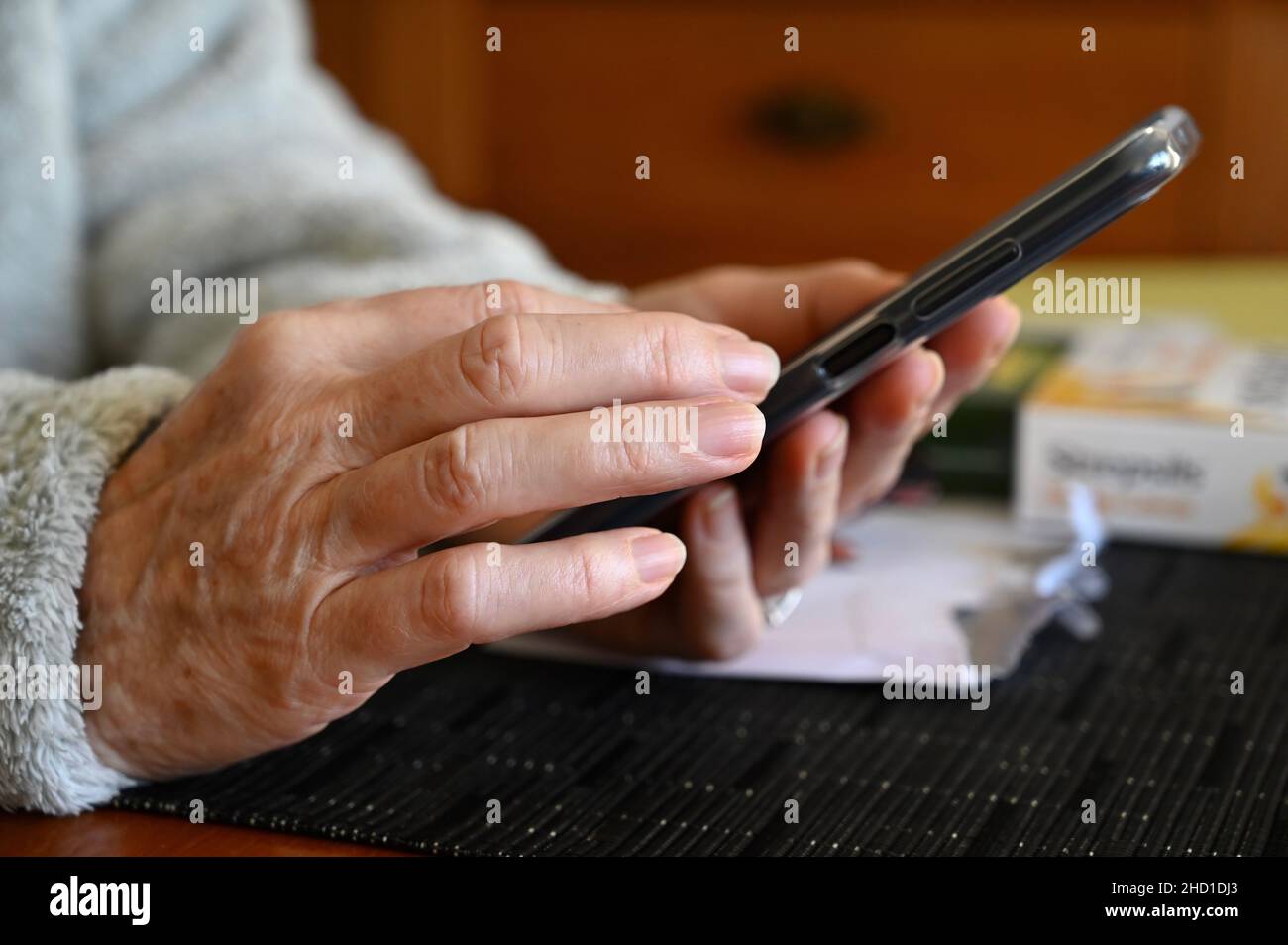 Primo piano di una donna anziana che utilizza un telefono cellulare. Foto Stock