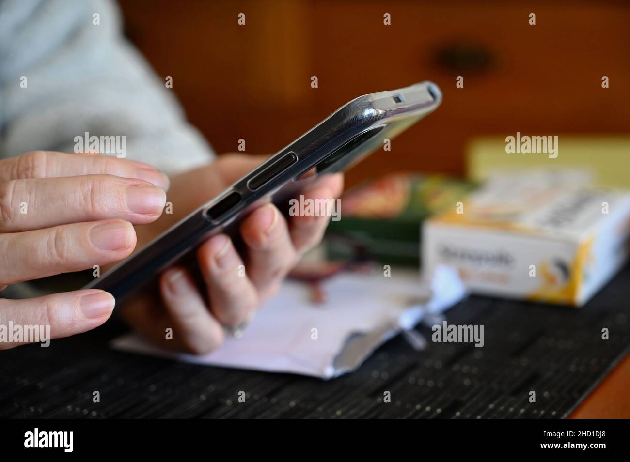 Primo piano di una donna anziana che utilizza un telefono cellulare. Foto Stock