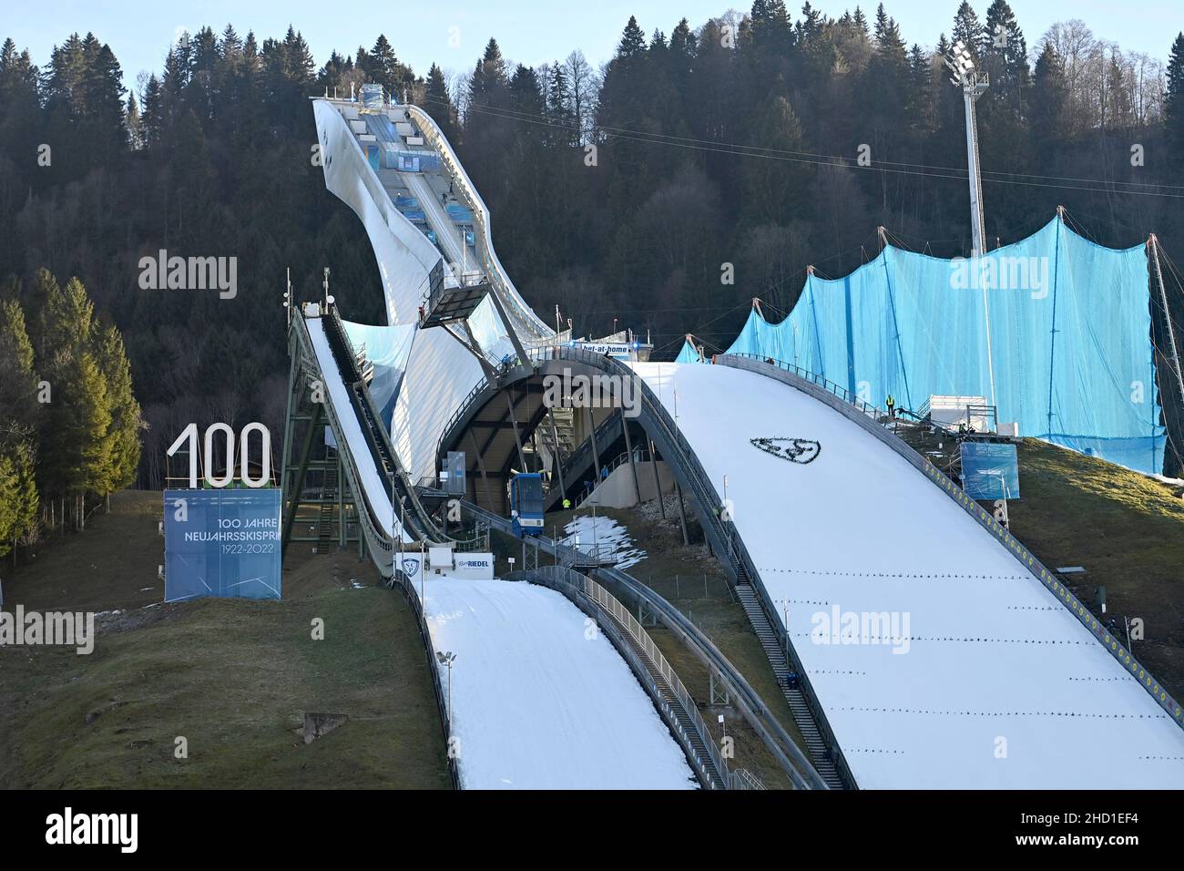 Vista sul salto olimpico, impianto di salto con gli sci, 100 anni di salto di Capodanno. Ski jumping, 70th Torneo Internazionale delle quattro colline 2021/22, salto di Capodanno nella collina olimpica di Garmisch Partenkirchen il 1st gennaio 2022 Foto Stock